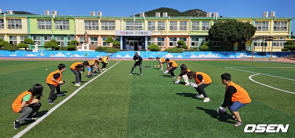 KBO 찾아가는 티볼교실, 김종모 코치와 함께 전남 완도군 소안초 방문 “야구에 관심있는 학생 많아, 정말 감사해”