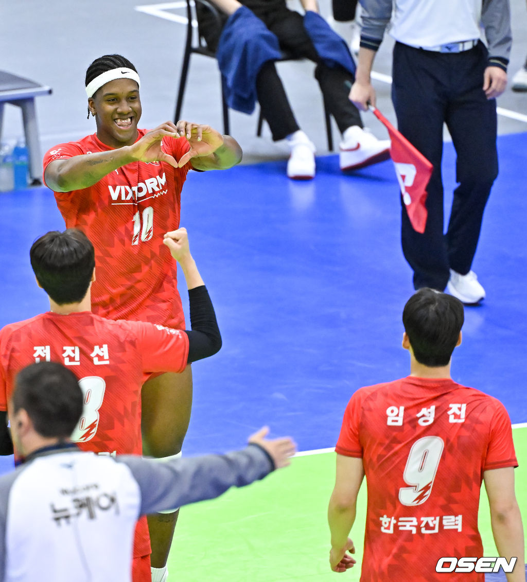 [사진]엘리안,마무리 성공 임성진 향해 하트
