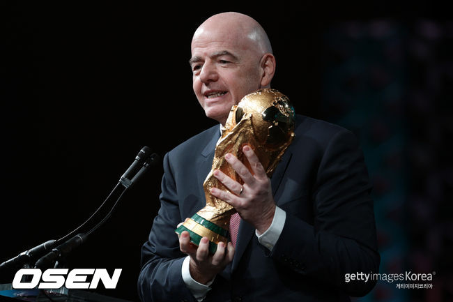 "이제 입 가리고 대화하면 퇴장이다!" 인판티노 FIFA 회장, 규칙 정비 추진