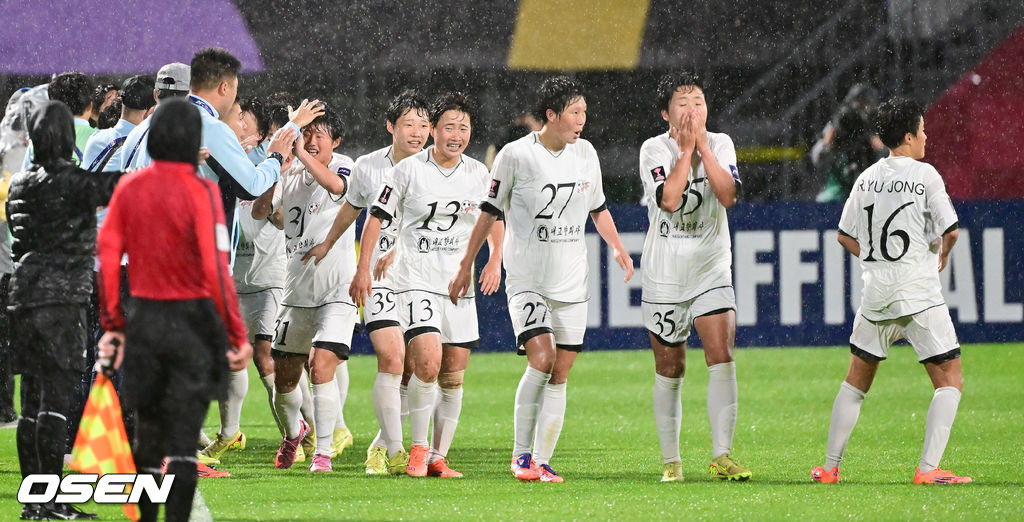 [사진]역전골 기뻐하는 북한 내고향여자축구단, 결승 가자