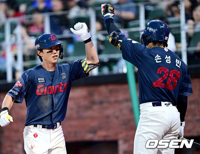 '박세웅 6G 만에 2승 사냥 성공+전민재 이틀 연속 역전포' 롯데, 또다시 역전극으로 2연승…SSG 4연패 [인천 리뷰]