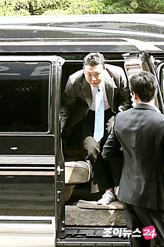 [포토]검찰 출두 싸이, '긴장한 표정'