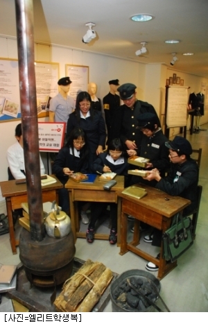 엘리트학생복, 아빠 어릴 적 학교 가는 길 전시 협찬
