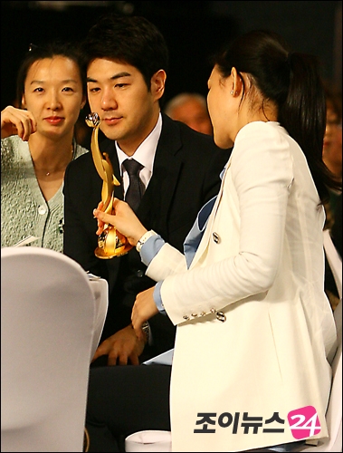 [포토]한상진, '아내 박정은 트로피를 바라보며~'