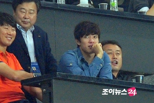 [포토]부상 낙마 홍정호, '내가 있을 곳은 여기가 아닌데…'