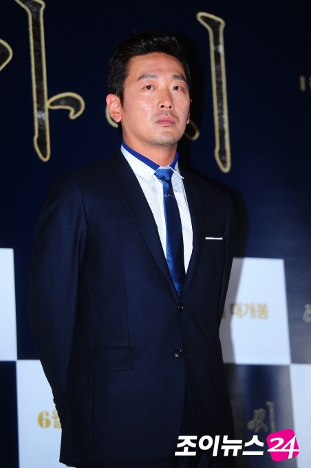 [포토]하정우, 평범한 슈트에 비범한 패션 감각을 더하다