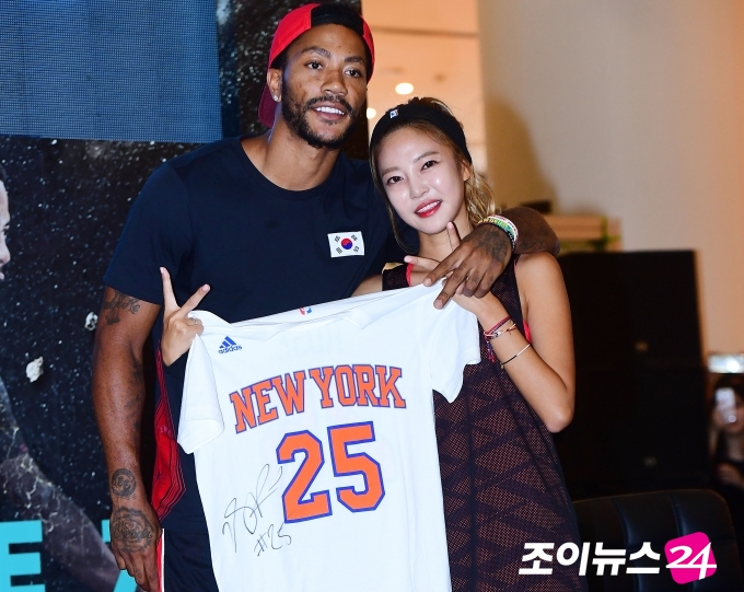 [포토]NBA 매니아 NS윤지, 데릭로즈 응원해요!