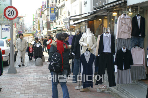 <기획-대학가 패션>대학가 멋쟁이들은 ‘합리적 소비자’