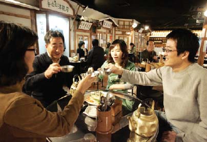 젊은 직장인 삼삼오오 “김대리, 한잔받게나~”