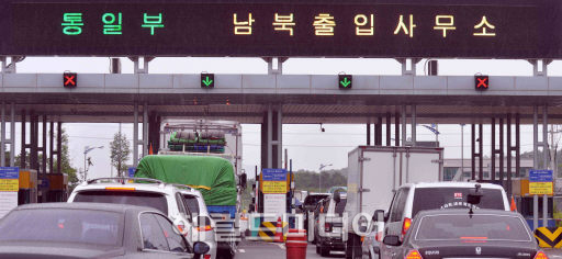 <포토뉴스>출경 서두르는 차량들