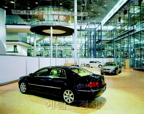 <이충희의 시승기> 독일서 탄 장인 손길이 깃든 명차 ‘페이톤’