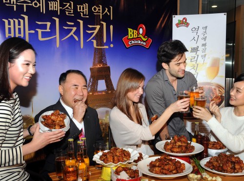 BBQ 치킨점 BBQ 카페로 바꾼다”…종합외식기업 변신 선언한 윤홍근 제너시스 BBQ그룹 회장