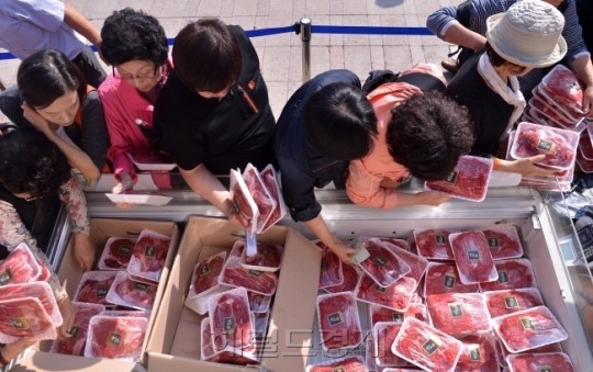 <포토뉴스> “우리 농수산물 정말 싸고 좋네요”