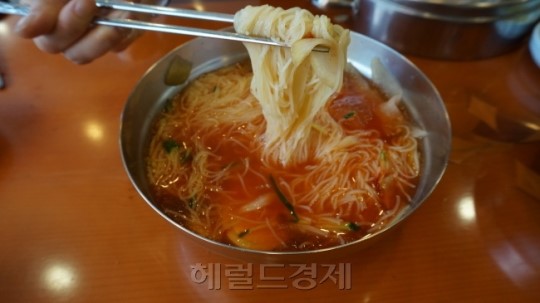 부산가면 뭐하겠노…‘밀면’ 사묵겠지~