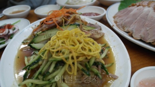 부산가면 뭐하겠노…‘밀면’ 사묵겠지~