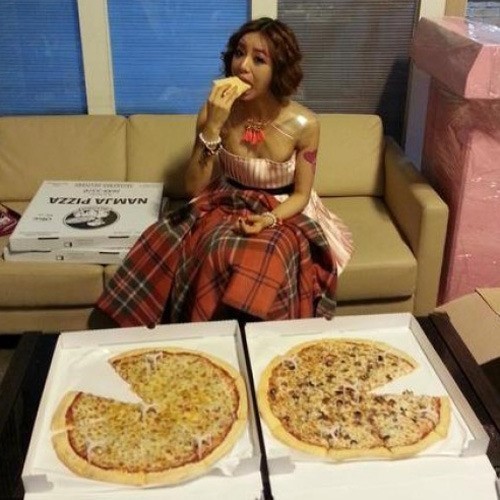 혜리, 피자 먹방 공개…한조각 반으로 접어 ‘폭풍흡입’
