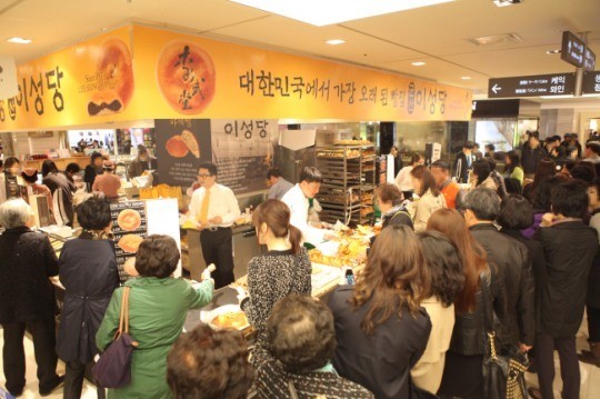 100년 전통 ‘낙원떡집’, 통영서만 맛봤던 ‘거북선꿀빵’ 백화점서 만난다