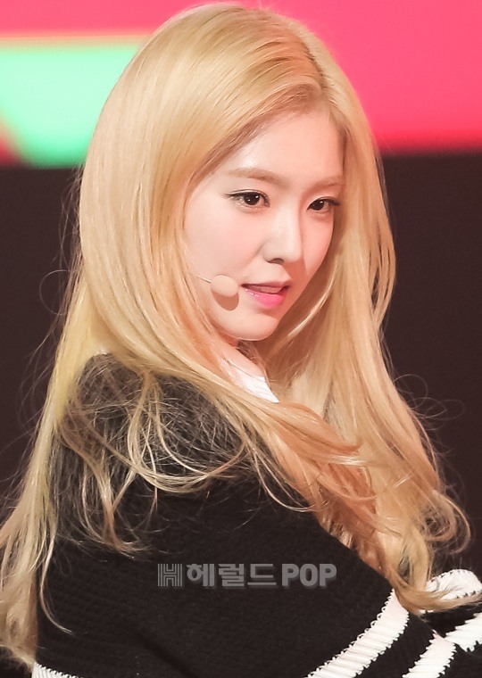 [포토]금발 아이린, 자체발광 미모
