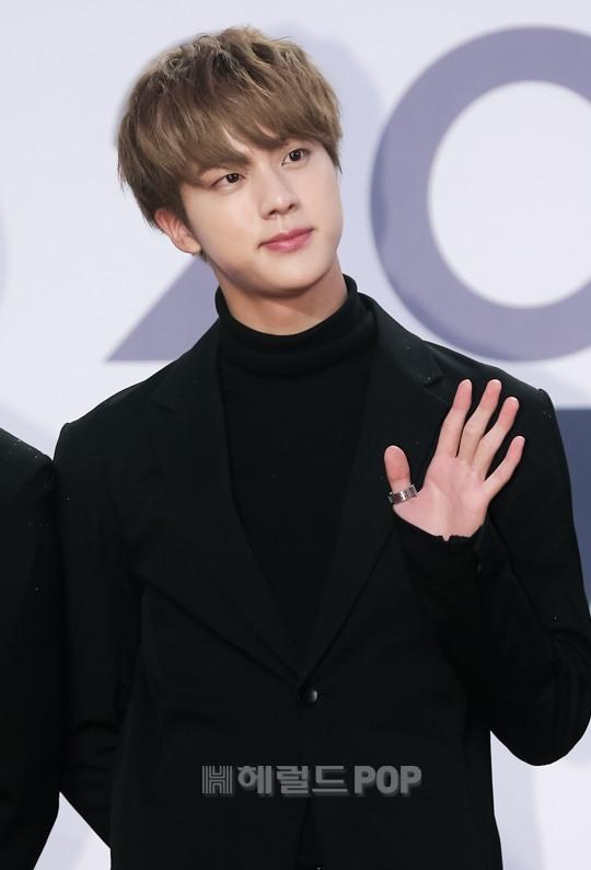 [포토]방탄소년단 진, 손인사도 귀엽게~