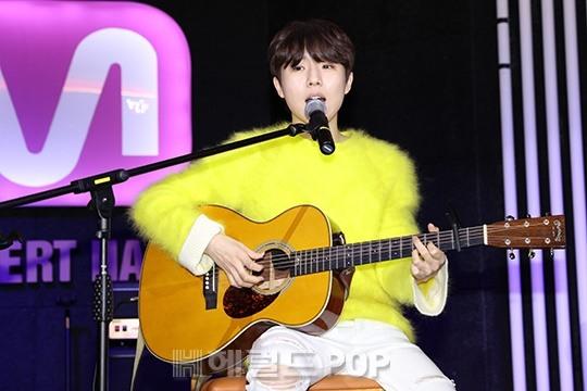 [포토]유승우 기타 치는 훈남청년