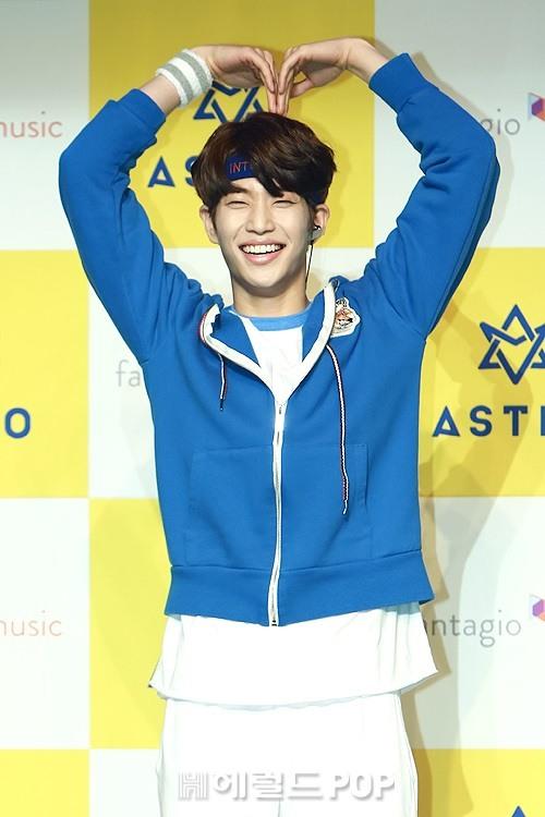 [포토] 아스트로 엠제이, 함박 웃음으로 보내는 블루빛 하트