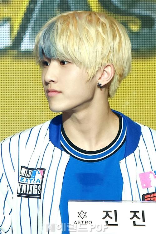 [포토] 아스트로 진진, 독특한 앞머리 브릿지 헤어...귀여운 멍뭉이