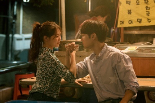 내일 그대와 이제훈♥신민아, 포장마차 초밀착 러브샷 포착 