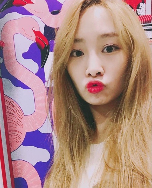 입술 쭈~욱♥···니콜, 전시회 속 화사한 꽃미모
