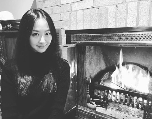 새초롬한 표정…다솜, 흑백 속 한층 물오른 미모