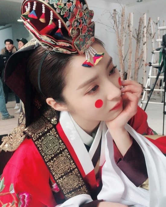 이렇게 예쁜 새댁..신세경, 연지곤지 새신부