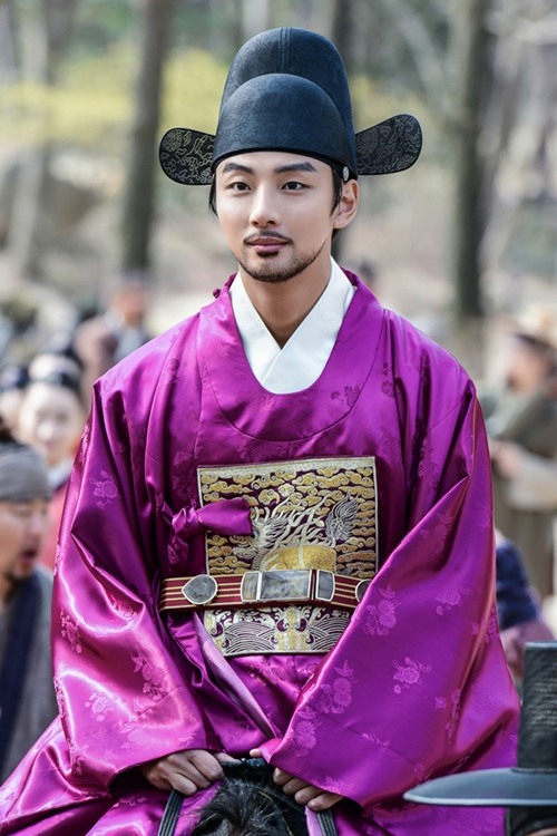 "핏빛→핑크빛"…'대군' 윤시윤·진세연·주상욱 혼례식 B컷