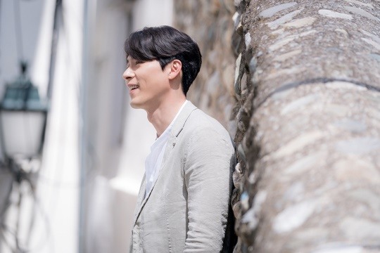 현빈, 스페인 근황…알함브라 궁전의 추억 촬영 중 말잇못 비주얼