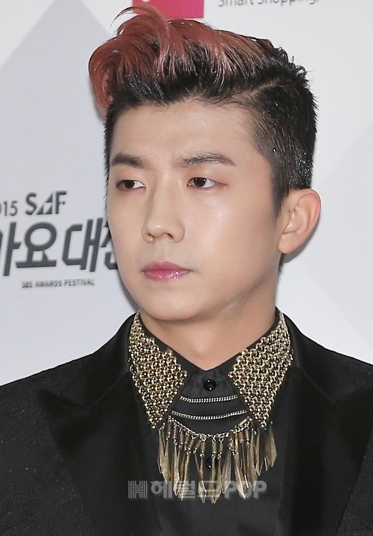 [POP초점]모범옥택연VS논란준케이…현역 2PM 우영, 어떤 군인될까