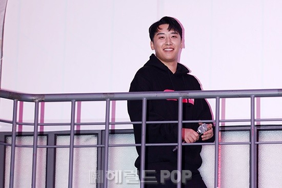 [포토]승리 설레는 미소로 입장