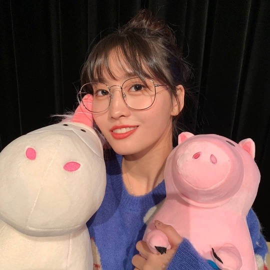 안경낀 모모링…트와이스 모모, 인형과 깜찍한 모습 자랑