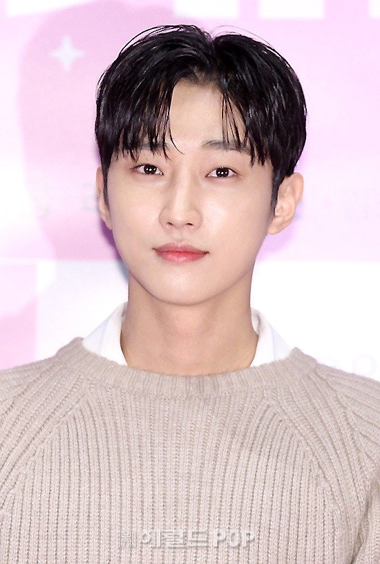 [포토]진영, 오늘은 예쁜 남자