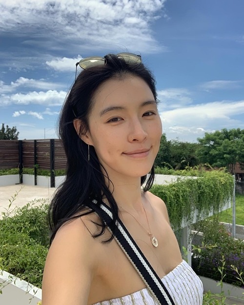보조개 미소 만개…가희, 무결점 민낯 셀카 in 발리