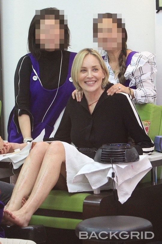 [할리웃POP]샤론 스톤, 한국인 네일아트샵 포착..미모가 60세 맞아?