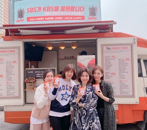 유선X김소연X최명길X김하경, 열혈사제팀 커피차에 꽃미소
