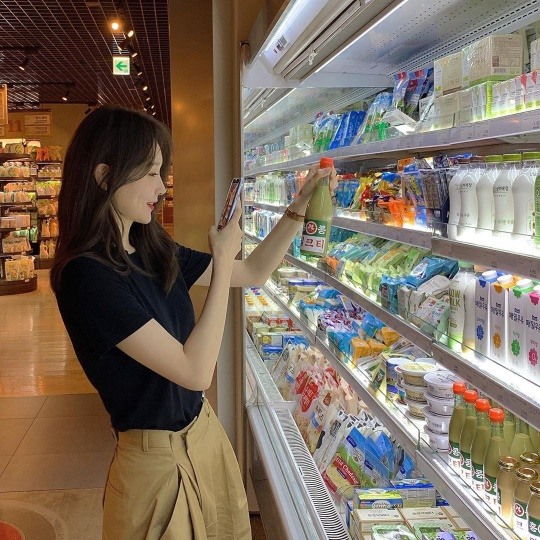 강민경, 마트에서도 독보적인 미모…자체발광 패션센스