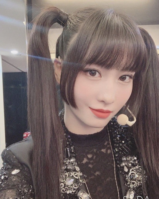 트와이스 모모, 히메컷+양갈래로 매력 폭발..나연X다현과 눈부신 비주얼