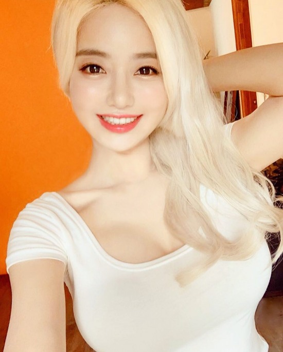 DJ 소다, 글래머 몸매+금발 헤어 긴머리 어때?