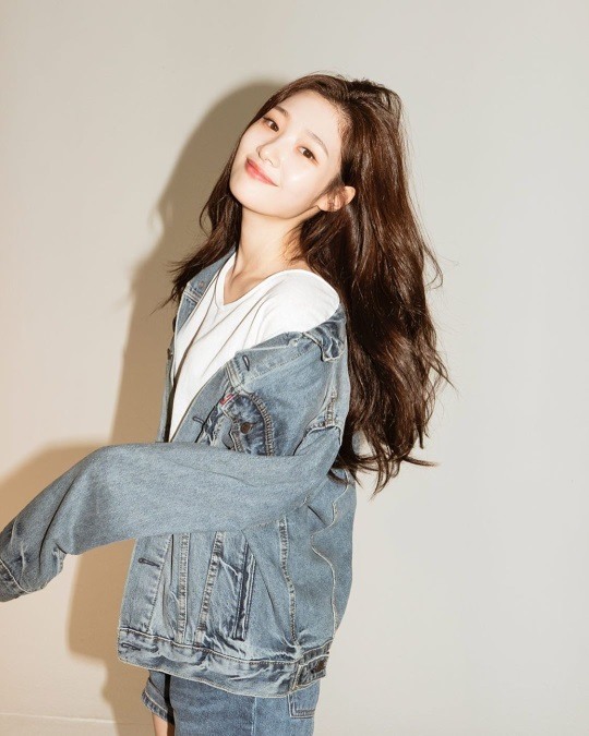 정채연, 청청 패션 완벽 소화...채연 이즈 뭔들