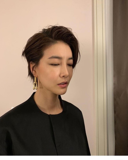 진서연, 숏컷으로 뽐낸 시크美 앞머리 높이는 자존심 높이