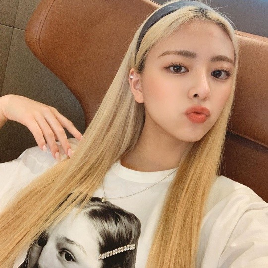ITZY 유나, 금발머리 여신..인형이 여기있네