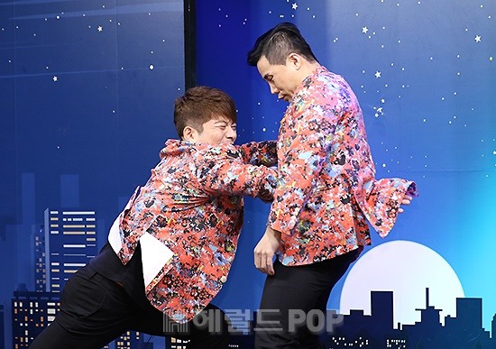 [포토]김재욱-이종훈, 몸통관통 마술 얍!