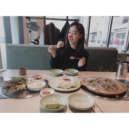 함은정, 지인들과 맛집 탐방..여전한 꽃미모