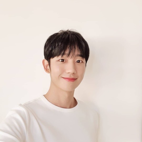 정해인, 성탄절 밝힌 훈훈 비주얼..맑디 맑은 분위기
