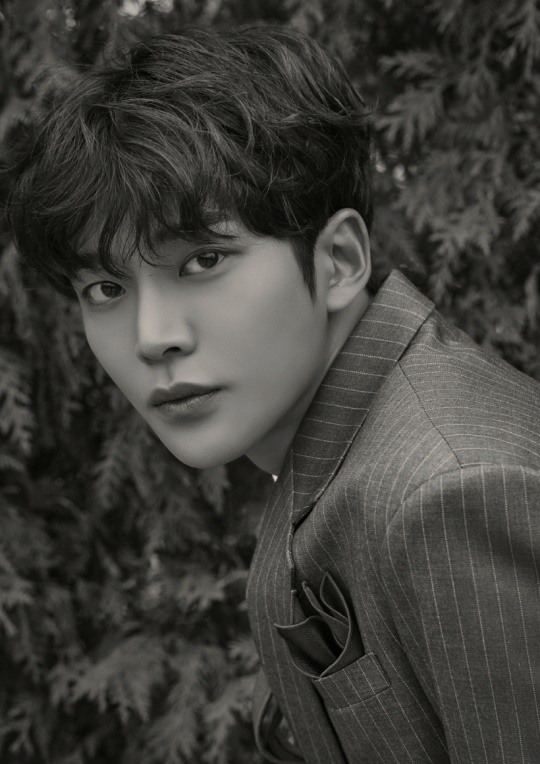 SF9 로운, 만찢남 비주얼로 뷰티 업계까지 섭렵..화장품 모델로 활발한 행보