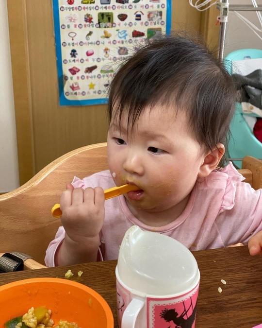 홍경민 딸 라원X라임, 엄마가 만들어준 카레 맛있게 냠냠..러블리 그 자체